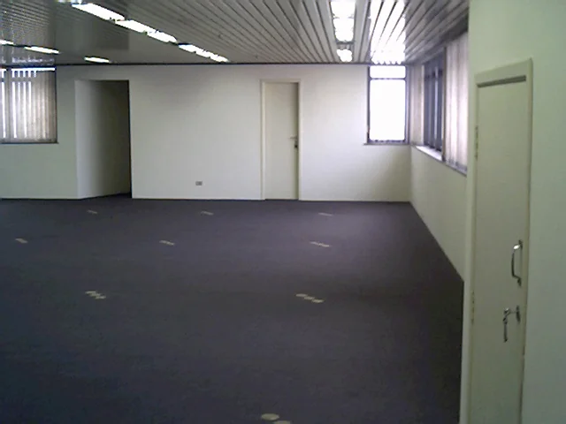 Perspectiva ampla do pavimento corporativo