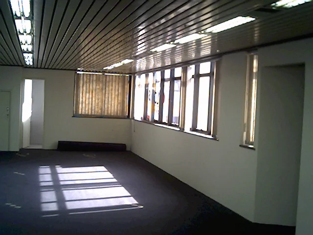 Visão angular ampla do andar corporativo