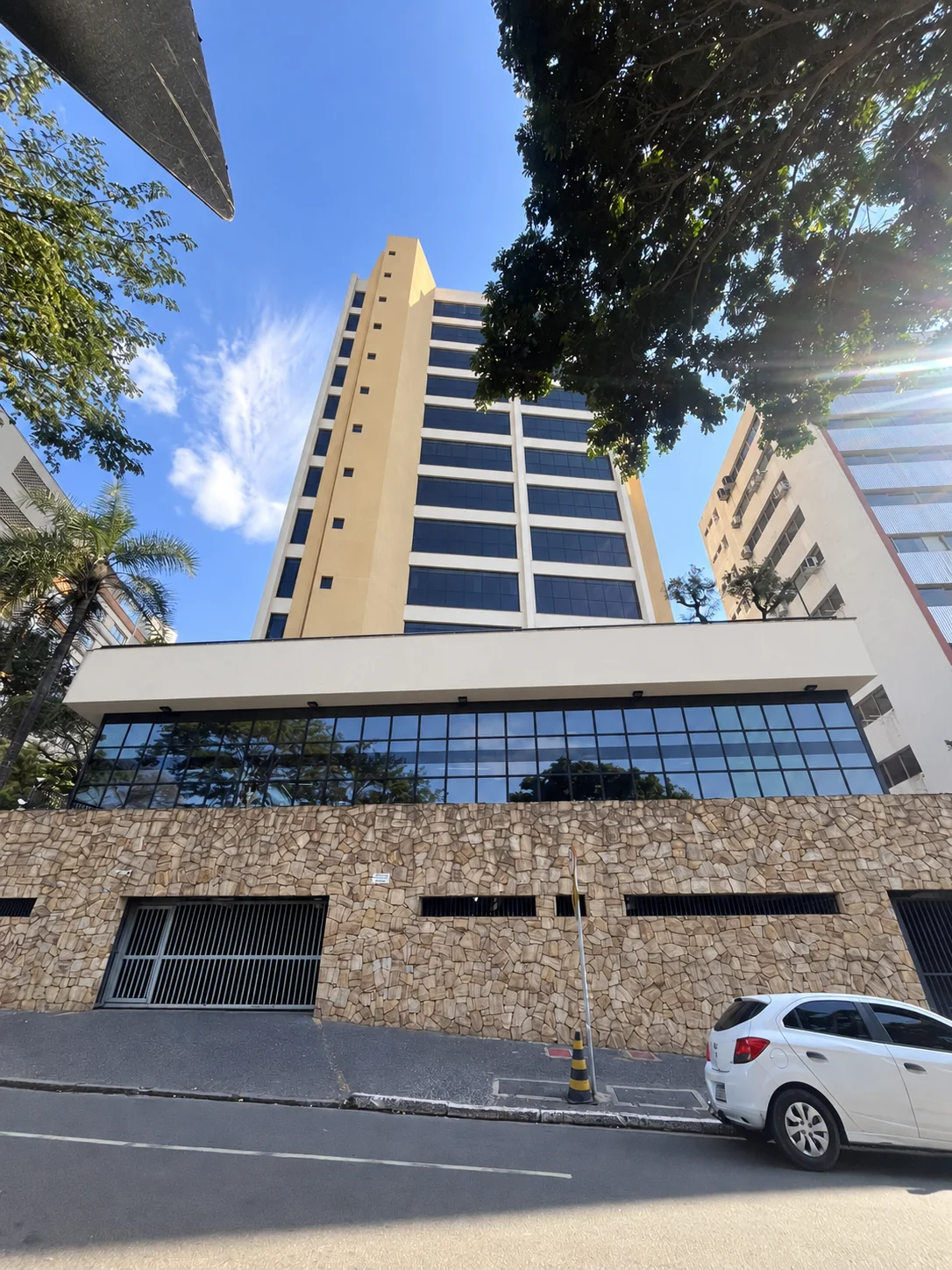 Acesso ao estacionamento com 76 vagas