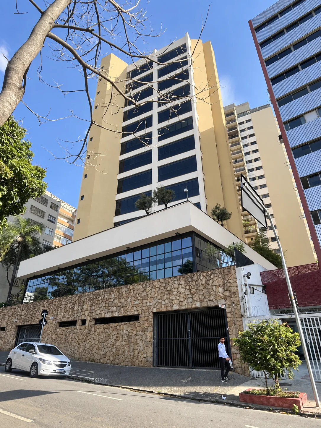 Fachada lateral na Rua Dona Antônia de Queirós