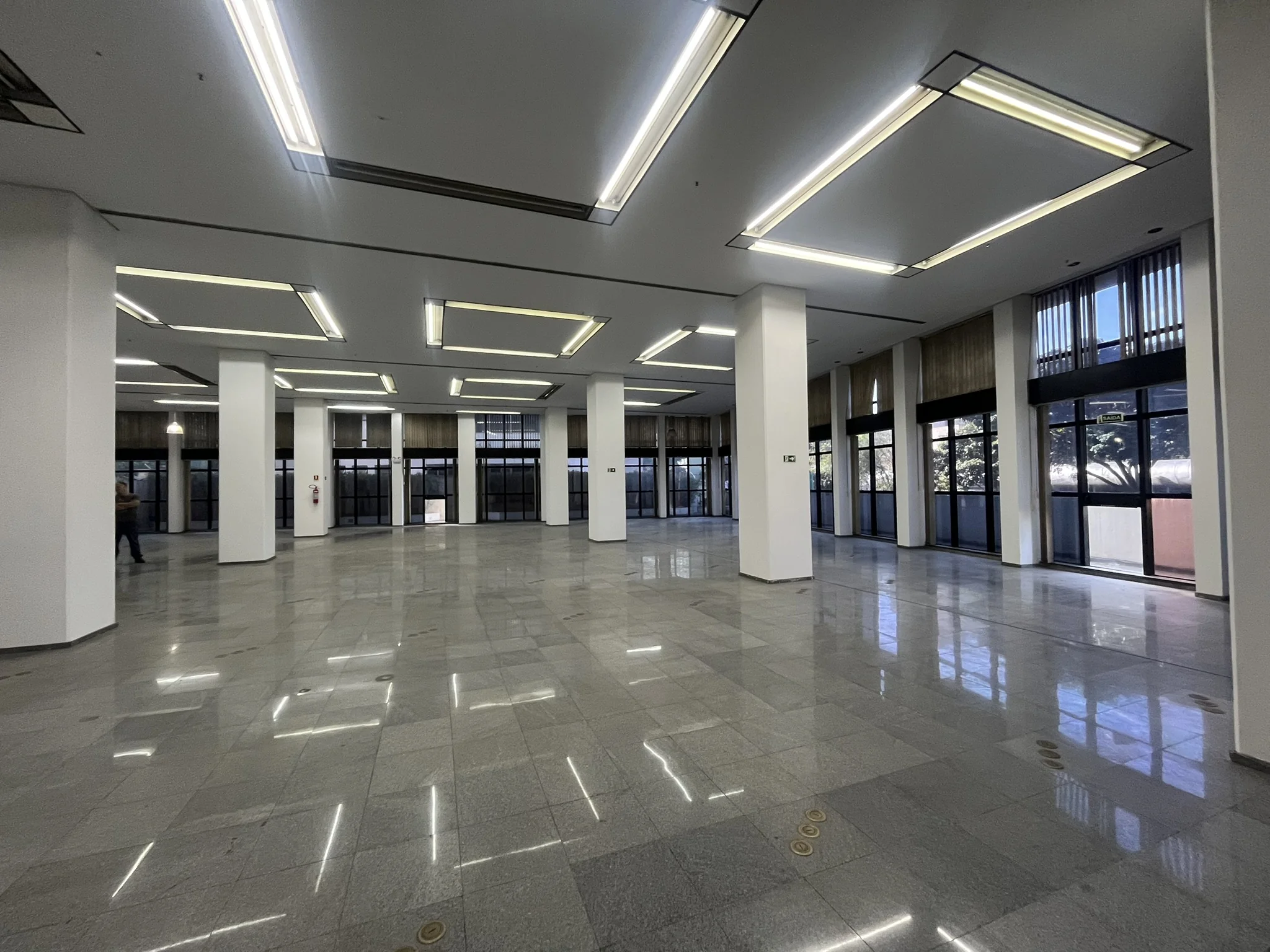 Espaço térreo desimpedido ideal para operações corporativas