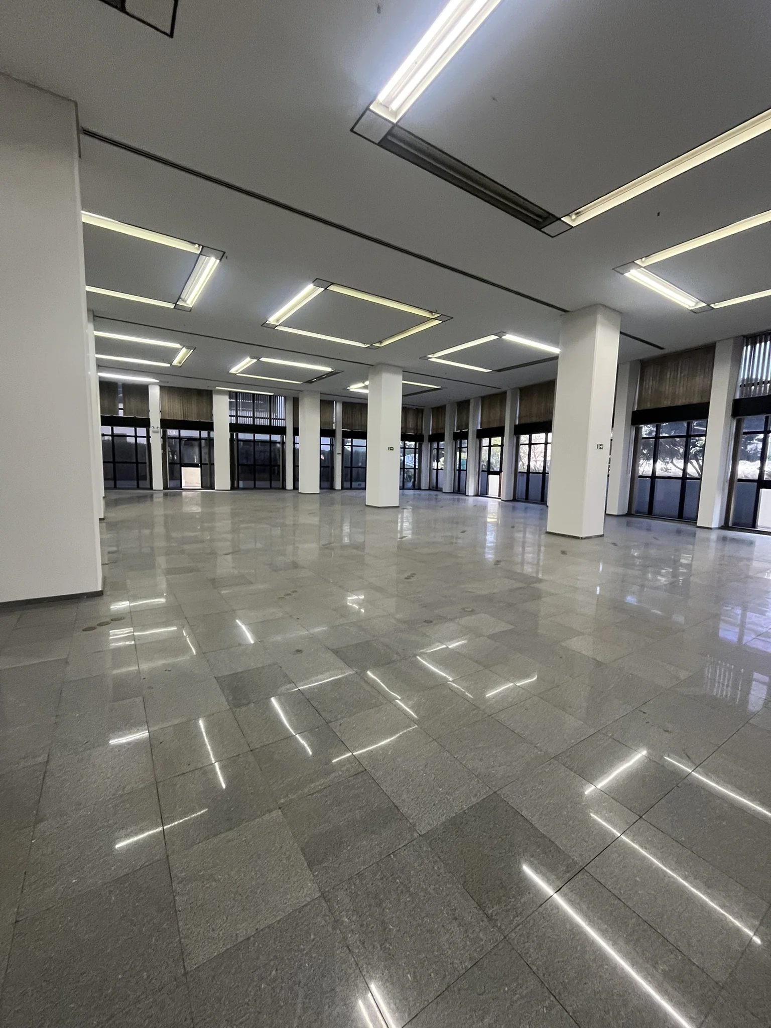 Infraestrutura com copa e sanitários no térreo